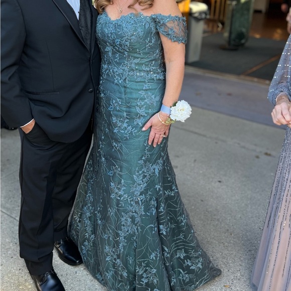 Selling mother of the bride dress worn once! Gorgeous ! - Picture 7 of 9